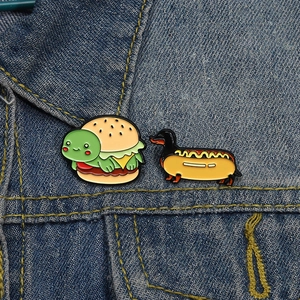 Broches en émail créatives de tortue-burger et teckel hot-dog sur une veste en jean