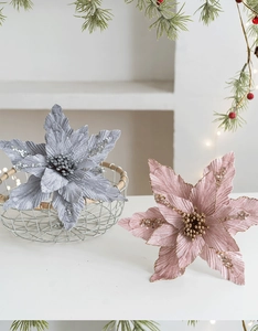 Dettaglio ravvicinato di stelle di Natale artificiali rosa e argento con paillettes e perle