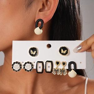 Detailansicht eines 6-Paar Vintage-Ohrring-Sets mit Schmetterlings- und Rosenmotiven