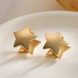 Minimalistische dubbellaagse gouden ster oorbellen op keramische tray, 3D ontwerp