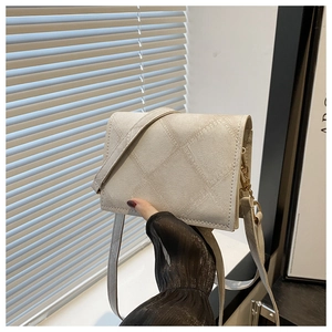 Dettagli della mini borsa a tracolla beige trapuntata con catena d'oro e pelle