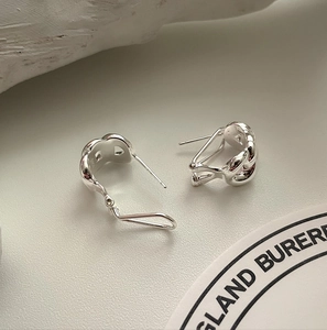 Macro shot of 925 sterling silver chain link earrings showing detailed weave and S925 hallmark