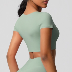 Vue latérale du crop top de yoga vert menthe soulignant la taille fine et la texture