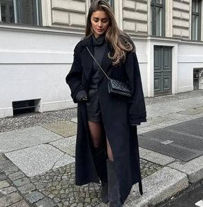 Détail du col à double boutonnage et de la texture en laine épaisse de ce manteau noir