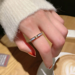 Elegante anillo de acero inoxidable chapado en oro de 18k con nácar y cristal central