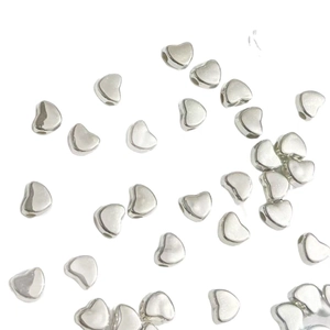 Perles en forme de cœur argentées en ABS pour la fabrication de bijoux DIY sur fond blanc