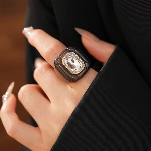 Vue détaillée d'une bague vintage en résine avec un grand cristal carré au doigt