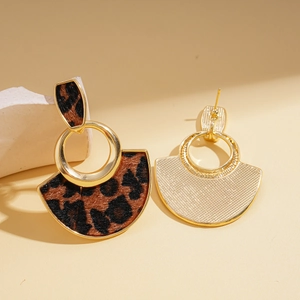 Vue détaillée avant et arrière des boucles d'oreilles léopard avec cadres en métal doré