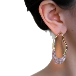 Boucles d'oreilles en résine dorée 18 carats en forme de goutte d'eau avec texture lilas
