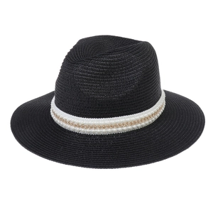 Détail du chapeau Panama noir avec ruban blanc et garniture de chaîne dorée élégante