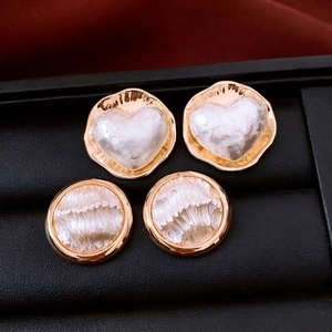 Boucles d'oreilles perles cœur et rondes plaquées or 16K au style vintage français