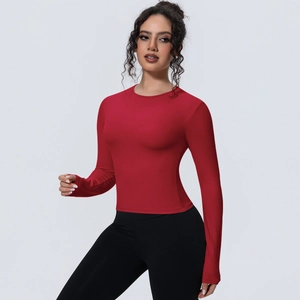Vue détaillée du haut de yoga rouge foncé avec coupe ajustée et tissu extensible
