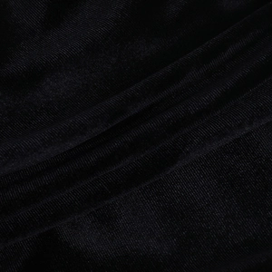 Gros plan sur du velours noir haut de gamme montrant texture et plis drapés doux