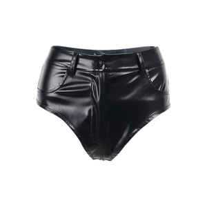 Detailansicht der schwarzen High-Waist-Hotpants aus Kunstleder mit Reißverschluss und Knopf