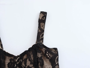 Detailaufnahme der schwarzen Blumenspitze mit beigem Futter am Ausschnitt des Camisole
