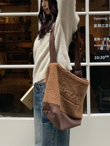 Bolso tote de felpa marrón con relieve LOCK y base de lona reforzada para uso casual