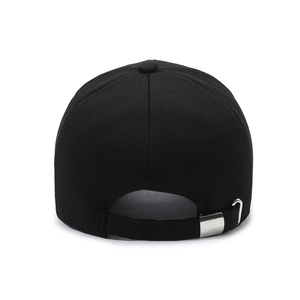 Vue arrière de la casquette de baseball noire avec boucle métallique et tissu texturé