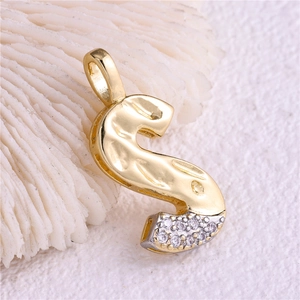 Pendentif lettre S plaqué or avec zircons blancs sur fond de pierre corail