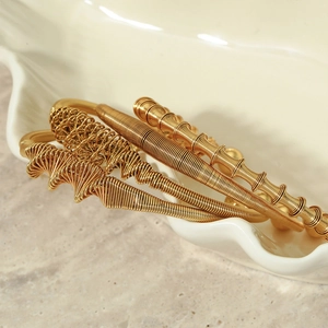 Bracelet jonc en acier doré à design torsadé géométrique et spirale multicouche élégant