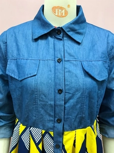 Detail eines Jeanskleides mit Ärmeln, geknöpften Taschen und einem Faltenrock-Muster