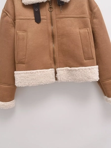 Detail der braunen Wildlederjacke mit weichem Lammfell-Revers und Frontreißverschluss