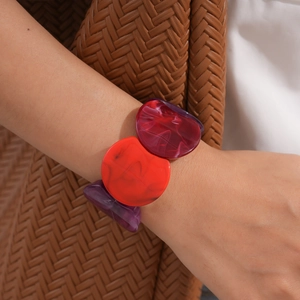 Retro resin chain bracelet with red and purple agate textures worn on a female wrist