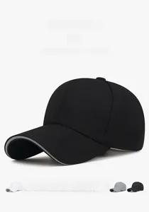 Détail de la visière de la casquette noire avec bande réfléchissante haute visibilité