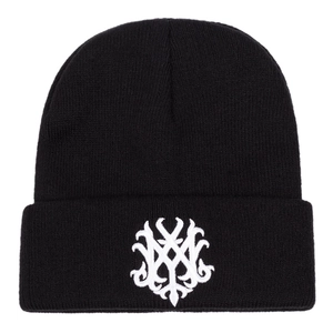 Bonnet en tricot noir avec broderie gothique blanche complexe sur un bord replié
