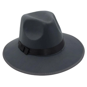 Détail d'un chapeau fedora en feutre gris foncé avec ruban gros-grain noir classique