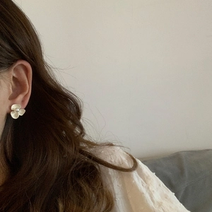 Boucle d'oreille fleur élégante avec perle centrale au fini doré pour femmes raffinées