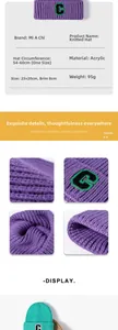 Dettaglio del berretto in maglia viola che mostra la trama e la toppa con lettera C