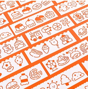 Detail weißer Zeichensablonen mit Wellenkanten für DIY-Scrapbooking und Malen auf Orange