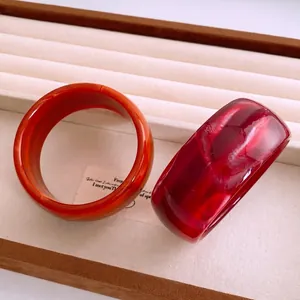Bracelets joncs minimalistes en acrylique facetté, tons orange et rouge marbré