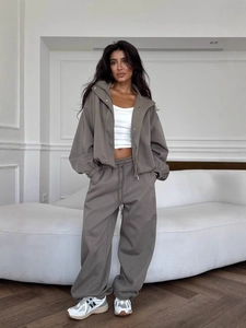 Ensemble gris deux pièces pour femme avec veste à capuche et pantalon large en coton de qualité