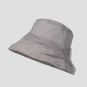 Nahaufnahme des hellgrauen Organza-Sonnenhutes mit halbdurchsichtiger, atmungsaktiver Textur