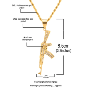 Détails du pendentif AK-47 en or avec cristaux autrichiens sur acier inoxydable
