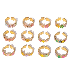 12er-Set bunte Emaille-Ringe mit Herz und Gänseblümchen, 18K vergoldet und verstellbar