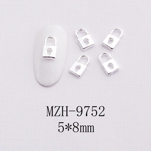 Gros plan de charms pour ongles en forme de cadenas argenté 5x8mm et accessoires DIY