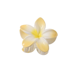 Détails de la grande pince à cheveux fleur de frangipanier avec dégradé blanc et jaune