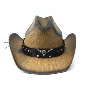 Détail d'un chapeau de cowboy en paille avec texture tressée et emblème tête de taureau
