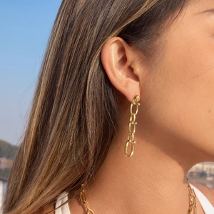 Boucles d'oreilles minimalistes à maillons dorés avec trois anneaux et oxydes de zirconium