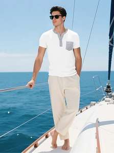 Haut Henley en maille gaufrée blanche pour hommes avec bordure grise et pantalon décontracté