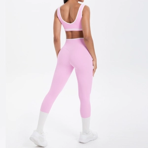 Nahaufnahme der Rückansicht des rosa Yoga-Sets mit weißen Kontrastpaspeln und Details
