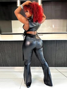 Sexy zwarte PU-lederen set met rugloze haltertop en vetersluiting flare broek