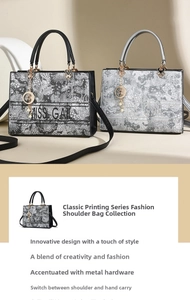 Dettaglio della stampa vintage e del ciondolo a perla sulla borsa classica Miss Gai