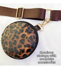 Détail de la mini pochette à imprimé léopard avec crochets dorés et large sangle brune