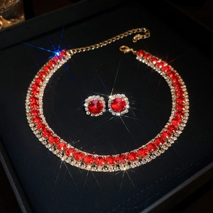 Parure élégante avec collier et boucles d'oreilles en pierre rouge et or serti