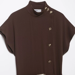 Robe midi femme marron foncé à col montant et ceinture à boucle métallique dorée