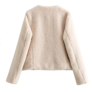 Vue arrière de la veste en polaire crème pour femmes avec texture pelucheuse haut de gamme