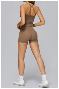Gros plan sur ensemble de yoga marron café avec débardeur dos nageur et short taille haute